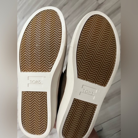 NWT TOMS Paxton Mid-Top Slip-On Women Sneaker Sable Leather Faux Fur 10016046 - Picture 2 of 8